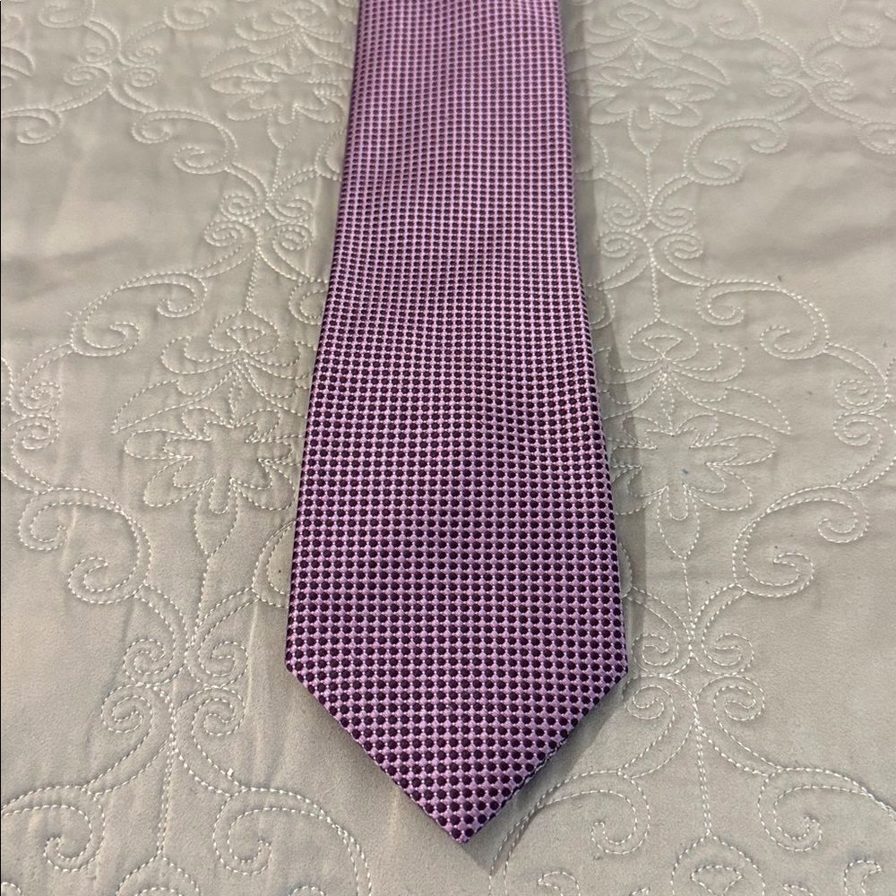Van Heusen Men's Tie in Purple Pattern 100% Silk